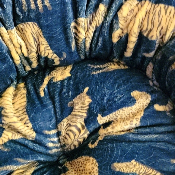 Johnny Was Tiger Dog Bed, S Extra Plush, Unique Tiger & Zebra Design, NWT - Picture 9 of 15